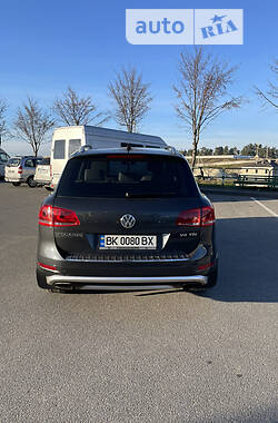 Внедорожник / Кроссовер Volkswagen Touareg 2012 в Радивилове