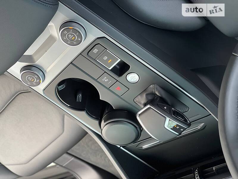 Внедорожник / Кроссовер Volkswagen Touareg 2021 в Киеве