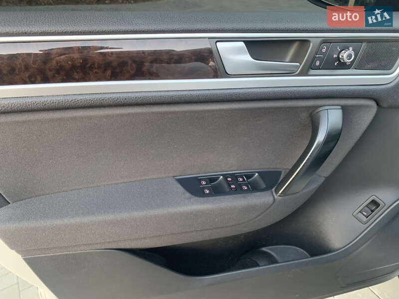 Внедорожник / Кроссовер Volkswagen Touareg 2012 в Хмельницком