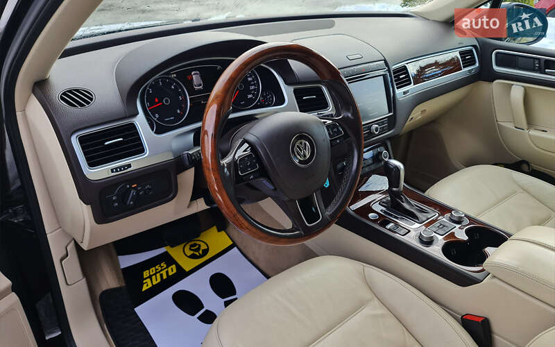 Внедорожник / Кроссовер Volkswagen Touareg 2015 в Львове