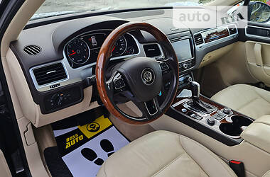 Позашляховик / Кросовер Volkswagen Touareg 2015 в Львові