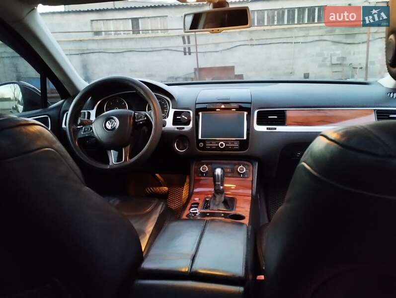 Внедорожник / Кроссовер Volkswagen Touareg 2010 в Николаеве