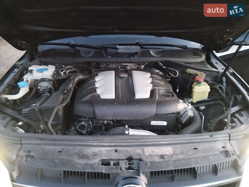 Внедорожник / Кроссовер Volkswagen Touareg 2010 в Николаеве