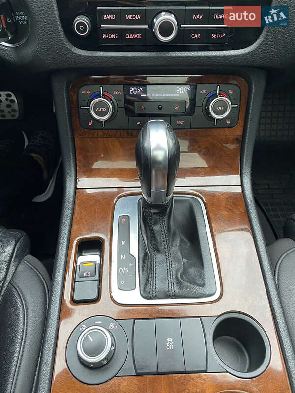 Внедорожник / Кроссовер Volkswagen Touareg 2013 в Днепре