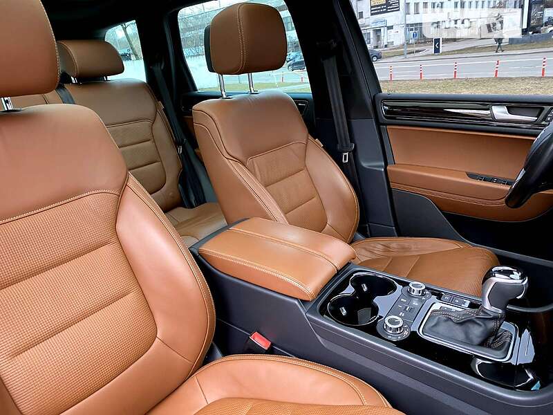 Позашляховик / Кросовер Volkswagen Touareg 2014 в Києві