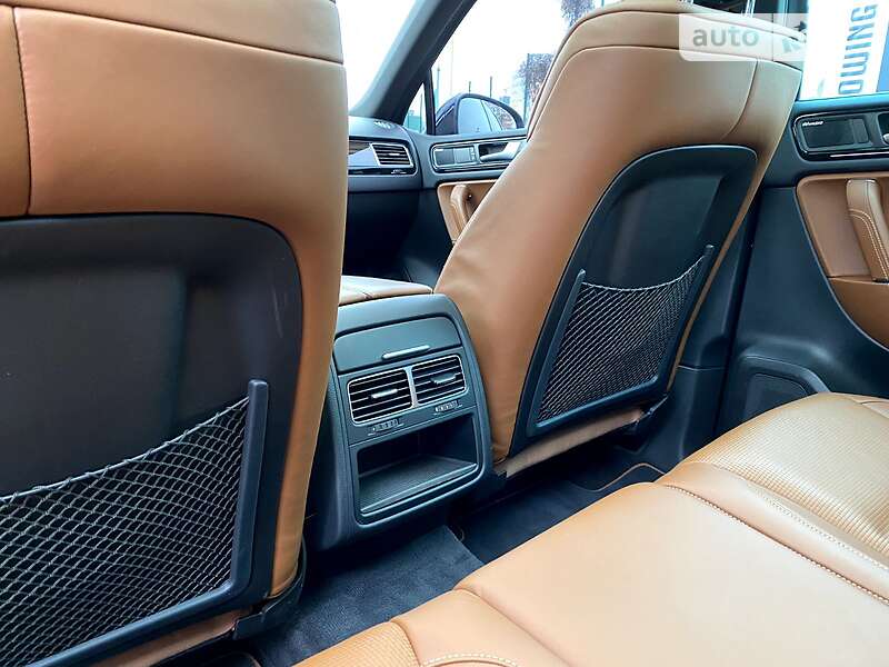 Позашляховик / Кросовер Volkswagen Touareg 2014 в Києві