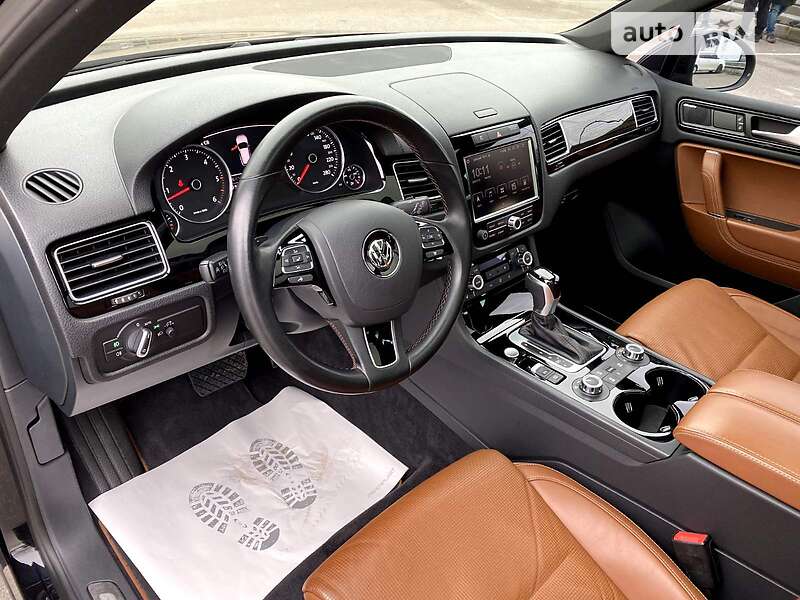 Позашляховик / Кросовер Volkswagen Touareg 2014 в Києві