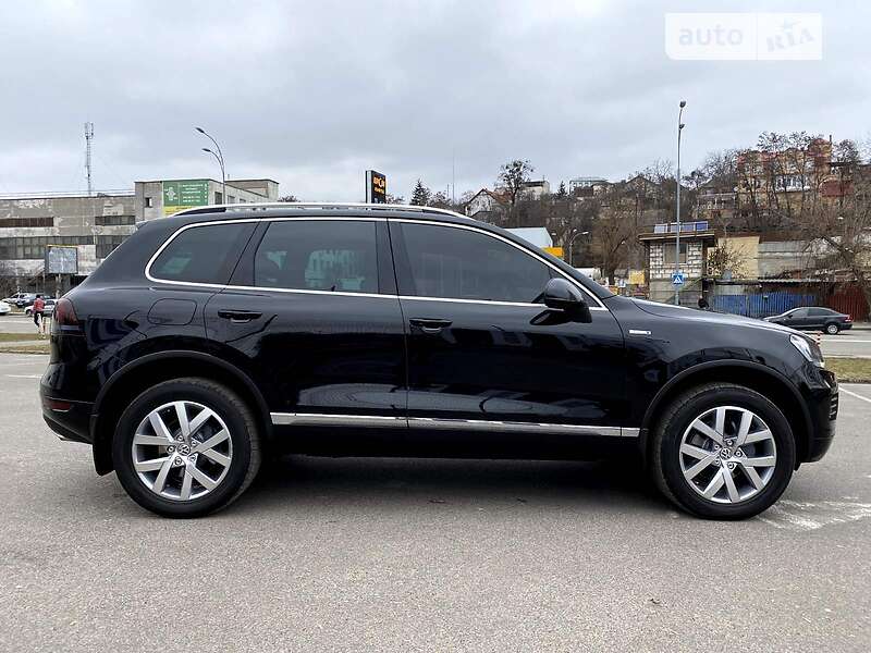 Позашляховик / Кросовер Volkswagen Touareg 2014 в Києві