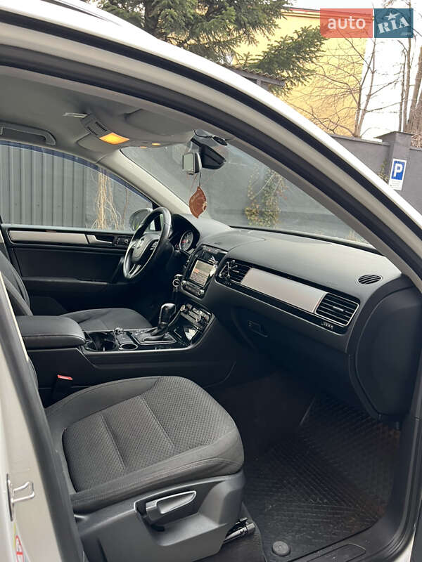 Внедорожник / Кроссовер Volkswagen Touareg 2013 в Львове