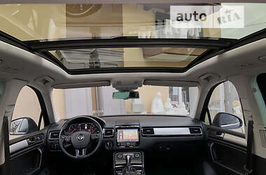 Внедорожник / Кроссовер Volkswagen Touareg 2011 в 