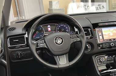 Внедорожник / Кроссовер Volkswagen Touareg 2011 в 