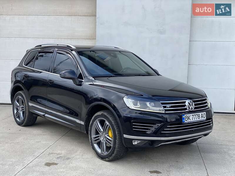 Внедорожник / Кроссовер Volkswagen Touareg 2016 в Сарнах