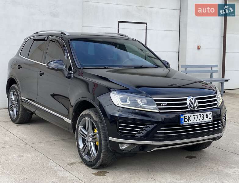 Внедорожник / Кроссовер Volkswagen Touareg 2016 в Сарнах