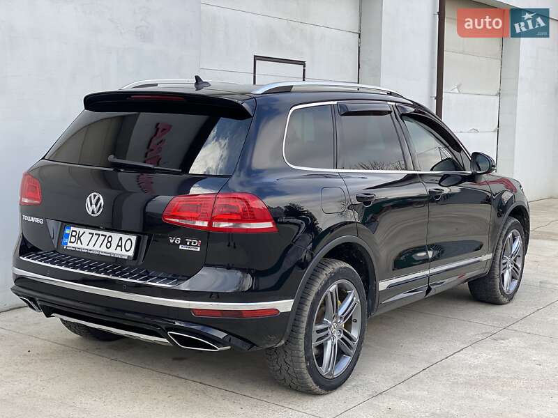 Внедорожник / Кроссовер Volkswagen Touareg 2016 в Сарнах