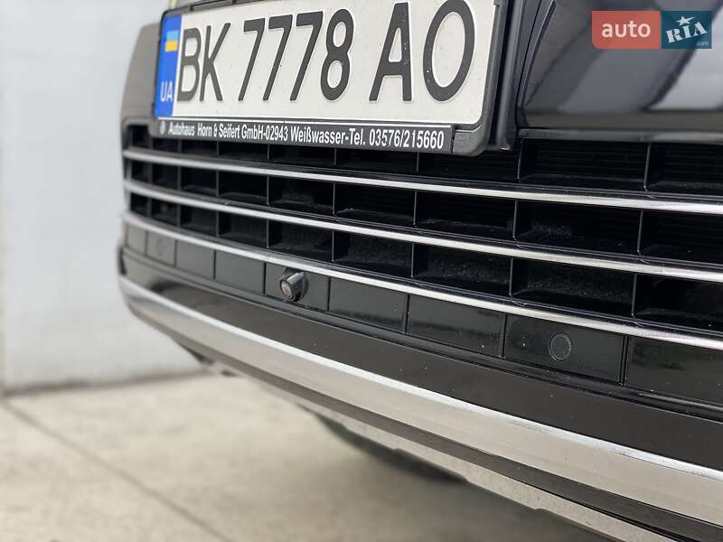 Внедорожник / Кроссовер Volkswagen Touareg 2016 в Сарнах