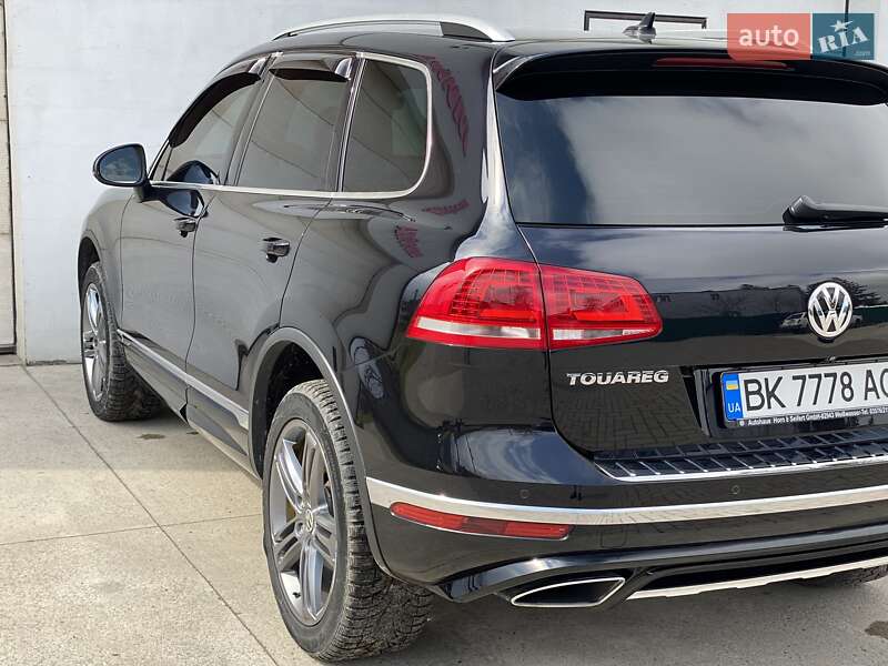 Внедорожник / Кроссовер Volkswagen Touareg 2016 в Сарнах