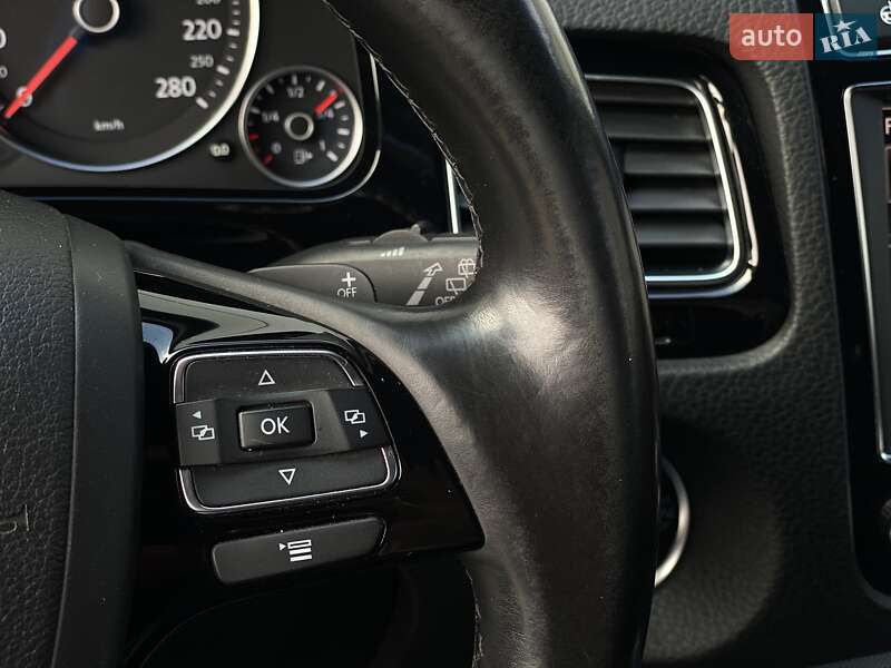 Внедорожник / Кроссовер Volkswagen Touareg 2016 в Сарнах