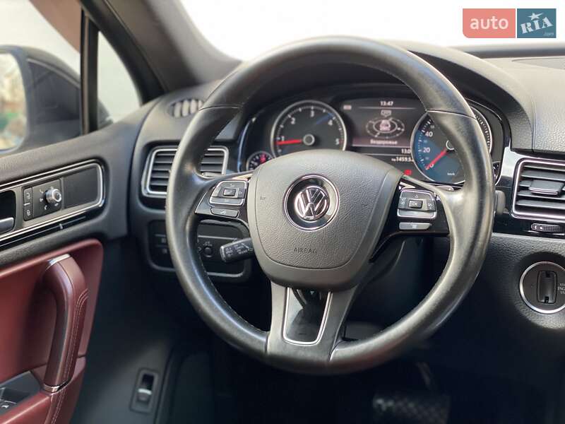 Внедорожник / Кроссовер Volkswagen Touareg 2016 в Сарнах