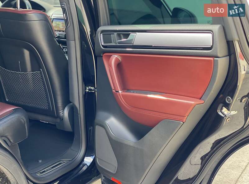 Внедорожник / Кроссовер Volkswagen Touareg 2016 в Сарнах