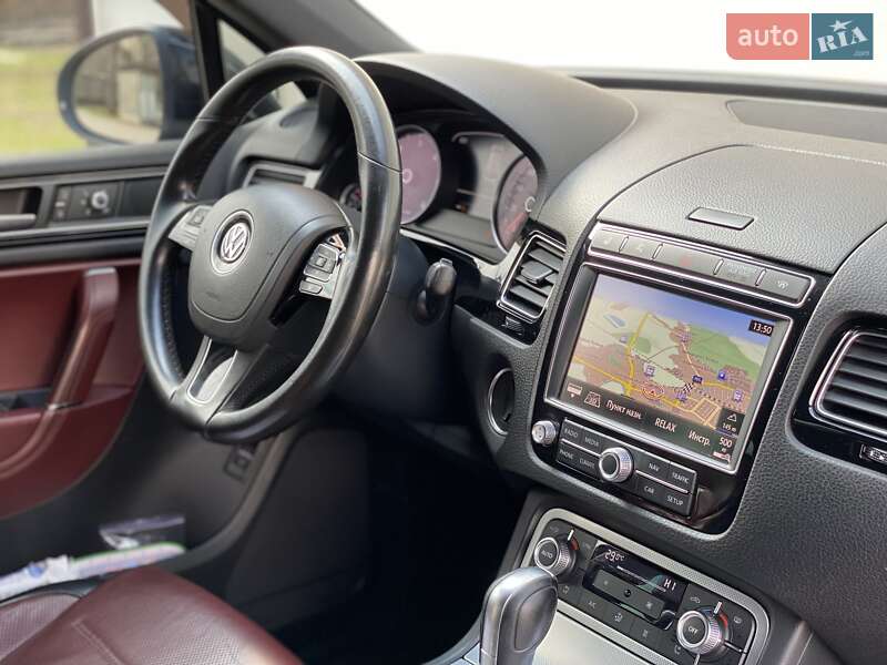 Внедорожник / Кроссовер Volkswagen Touareg 2016 в Сарнах