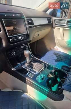 Внедорожник / Кроссовер Volkswagen Touareg 2011 в 
