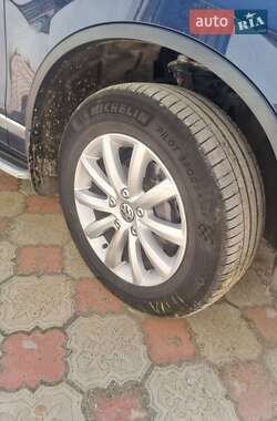 Внедорожник / Кроссовер Volkswagen Touareg 2011 в 