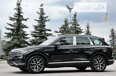 Позашляховик / Кросовер Volkswagen Touareg 2023 в 