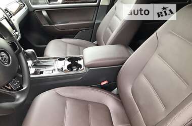 Внедорожник / Кроссовер Volkswagen Touareg 2013 в Киеве