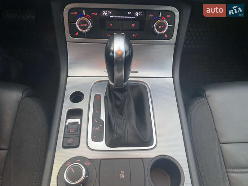 Позашляховик / Кросовер Volkswagen Touareg 2013 в Мукачевому