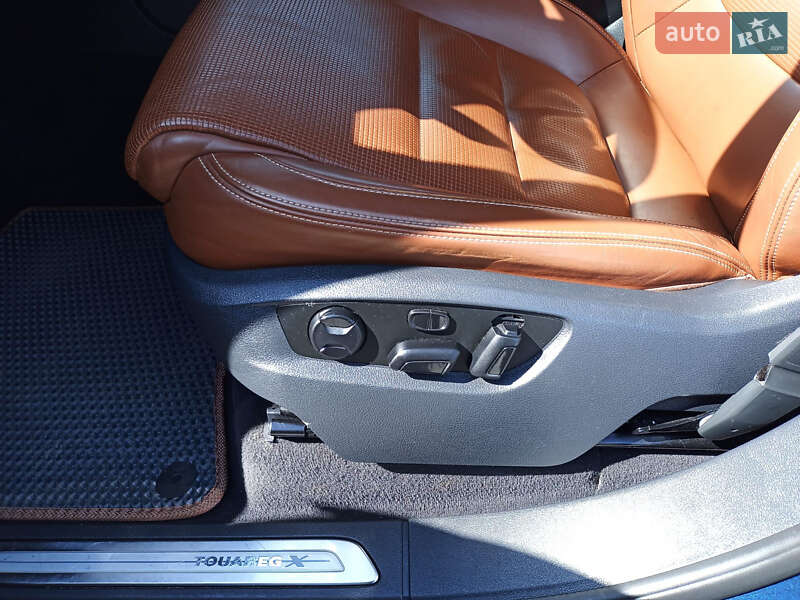 Позашляховик / Кросовер Volkswagen Touareg 2014 в Рівному