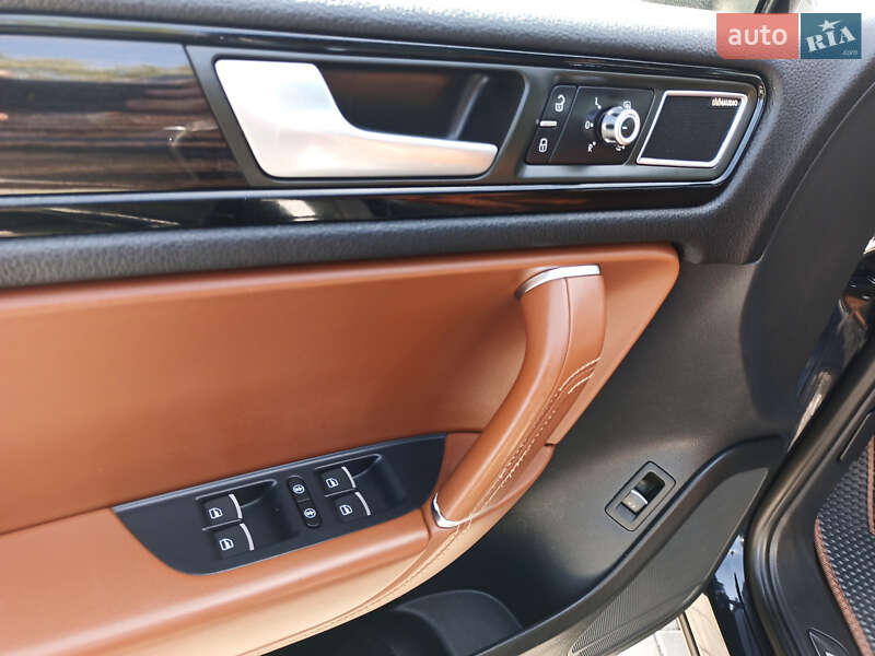 Позашляховик / Кросовер Volkswagen Touareg 2014 в Рівному