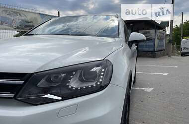 Позашляховик / Кросовер Volkswagen Touareg 2012 в 