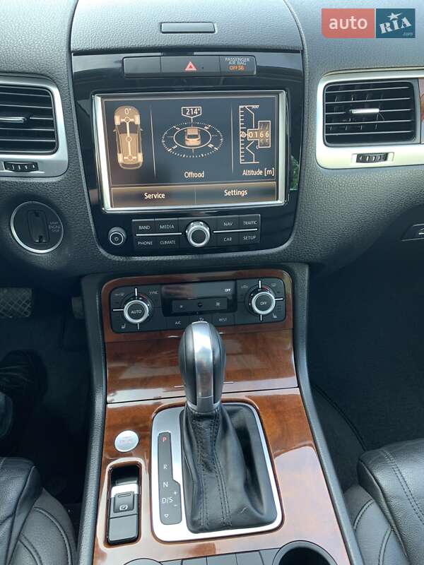 Внедорожник / Кроссовер Volkswagen Touareg 2014 в Лозовой