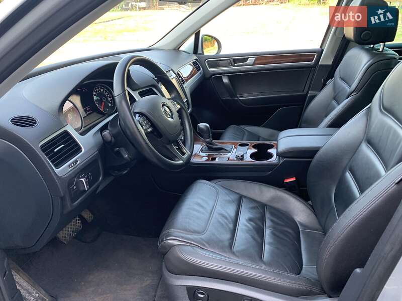 Внедорожник / Кроссовер Volkswagen Touareg 2014 в Лозовой