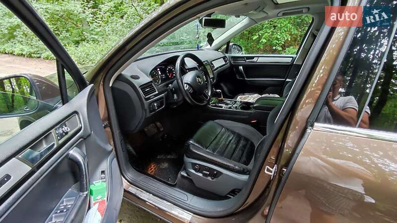 Внедорожник / Кроссовер Volkswagen Touareg 2011 в Луцке