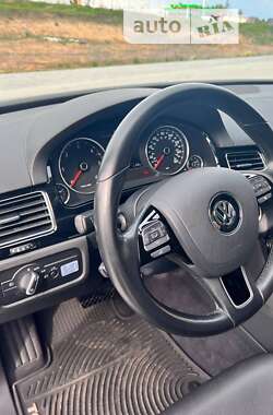 Внедорожник / Кроссовер Volkswagen Touareg 2014 в Хмельницком