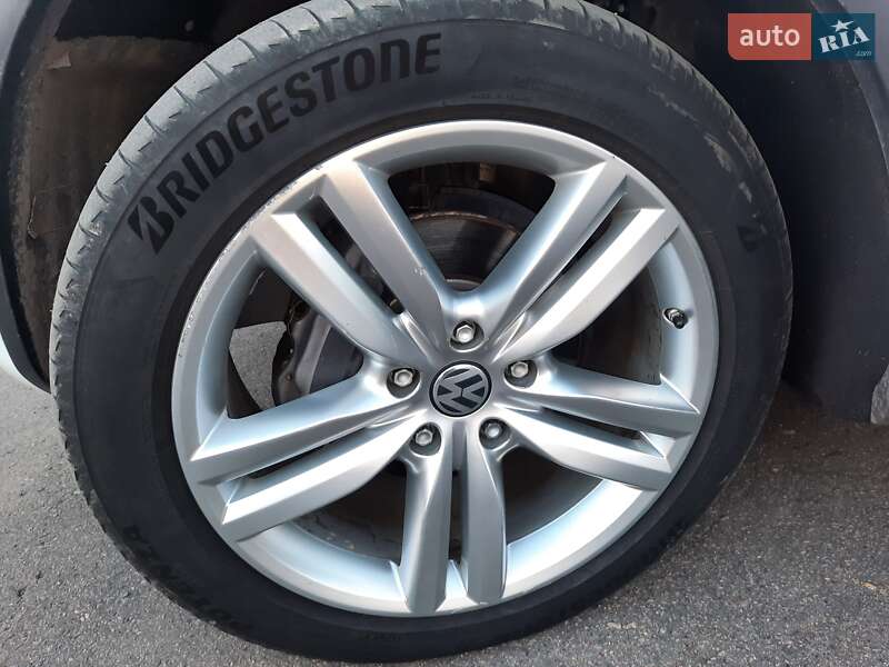 Внедорожник / Кроссовер Volkswagen Touareg 2012 в Умани