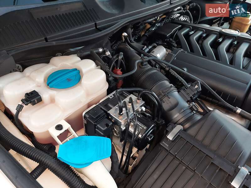 Внедорожник / Кроссовер Volkswagen Touareg 2012 в Умани