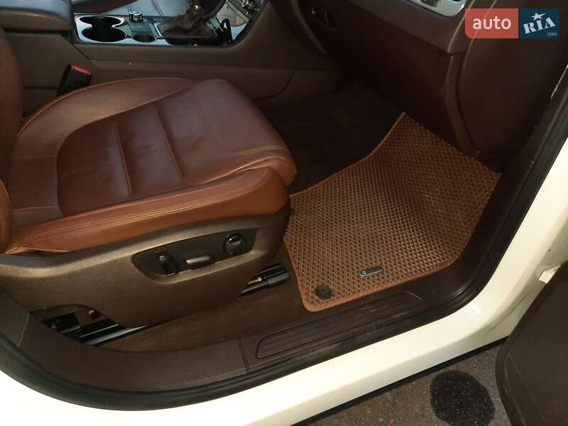 Внедорожник / Кроссовер Volkswagen Touareg 2012 в Умани