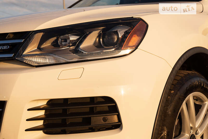 Внедорожник / Кроссовер Volkswagen Touareg 2011 в Ровно
