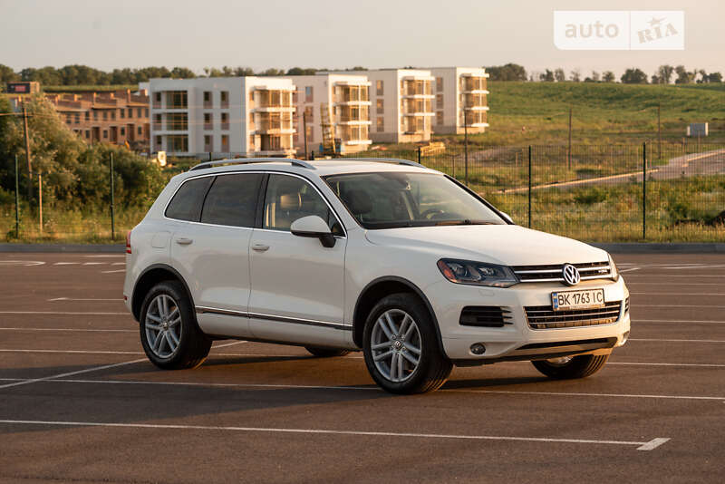 Внедорожник / Кроссовер Volkswagen Touareg 2011 в Ровно