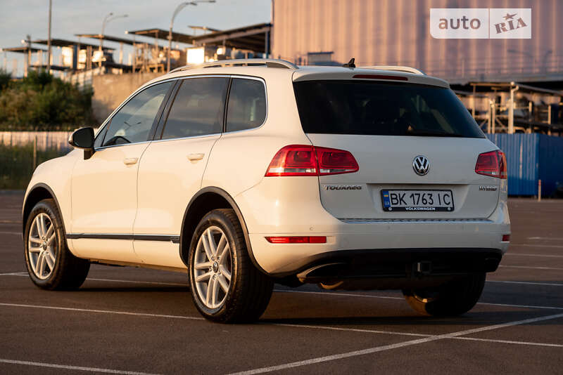 Внедорожник / Кроссовер Volkswagen Touareg 2011 в Ровно