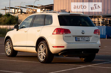 Внедорожник / Кроссовер Volkswagen Touareg 2011 в Ровно