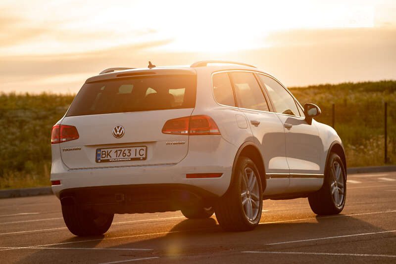 Внедорожник / Кроссовер Volkswagen Touareg 2011 в Ровно