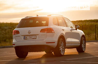 Внедорожник / Кроссовер Volkswagen Touareg 2011 в Ровно