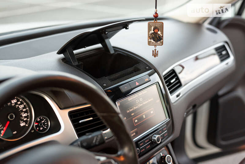 Внедорожник / Кроссовер Volkswagen Touareg 2011 в Ровно