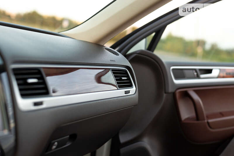 Внедорожник / Кроссовер Volkswagen Touareg 2011 в Ровно