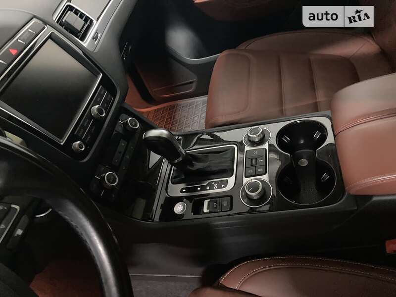Позашляховик / Кросовер Volkswagen Touareg 2015 в Києві