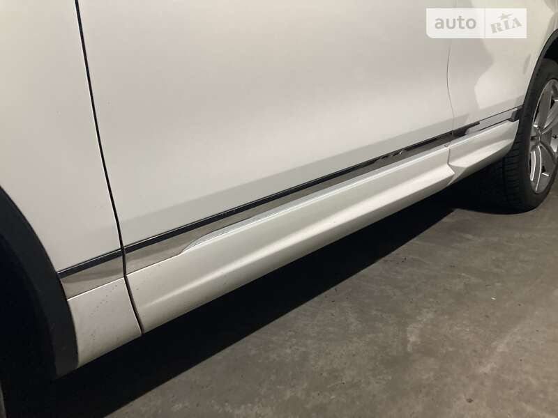Позашляховик / Кросовер Volkswagen Touareg 2015 в Києві