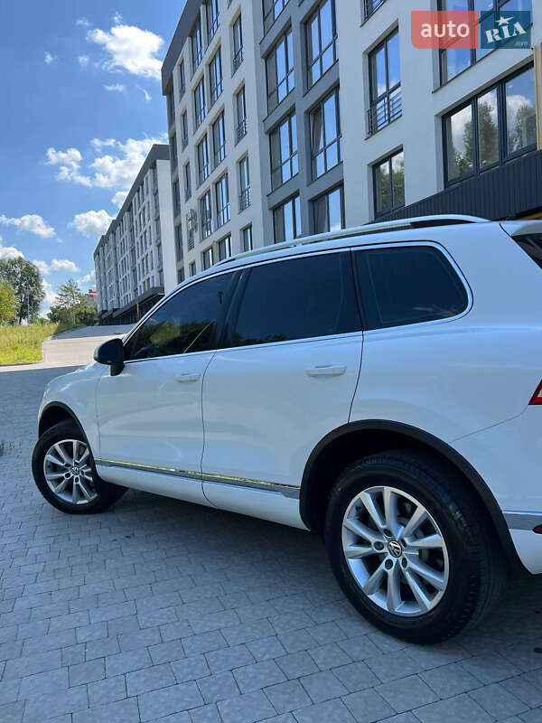Позашляховик / Кросовер Volkswagen Touareg 2015 в Новояворівську